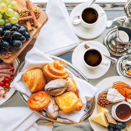 The Biltmore Tbilisi Hotel Екстериор снимка A continental breakfast