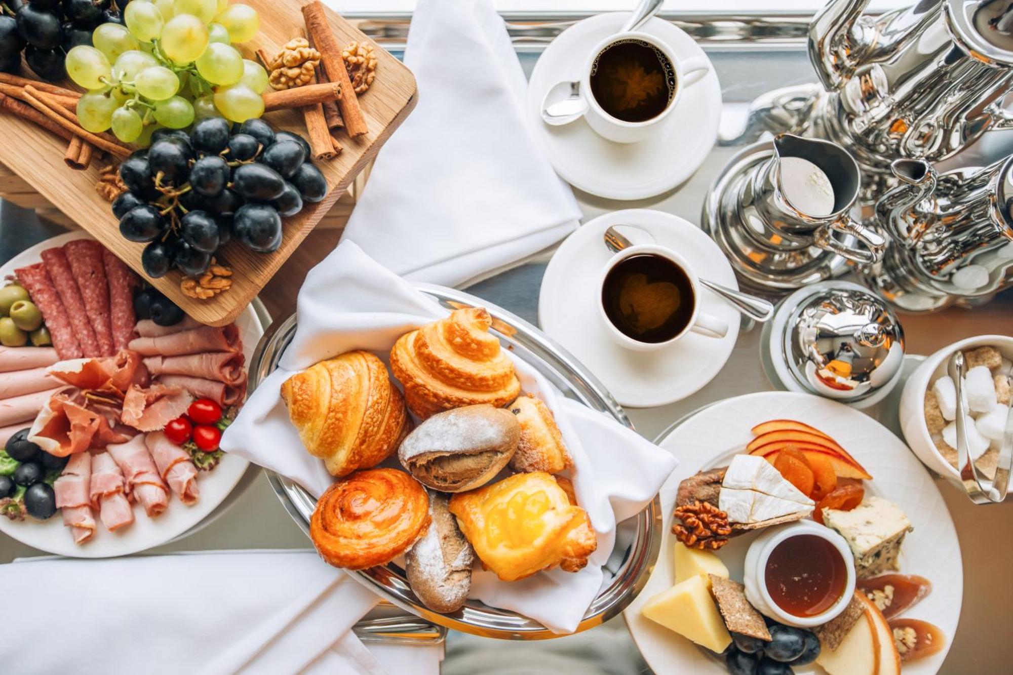 The Biltmore Tbilisi Hotel Екстериор снимка A continental breakfast