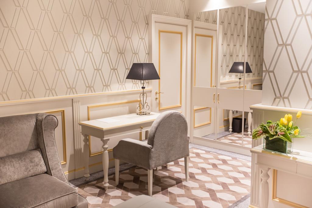 The Biltmore Tbilisi Hotel Екстериор снимка A suite at the hotel