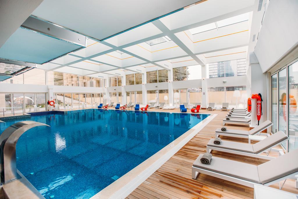 The Biltmore Tbilisi Hotel Екстериор снимка The swimming pool at the hotel