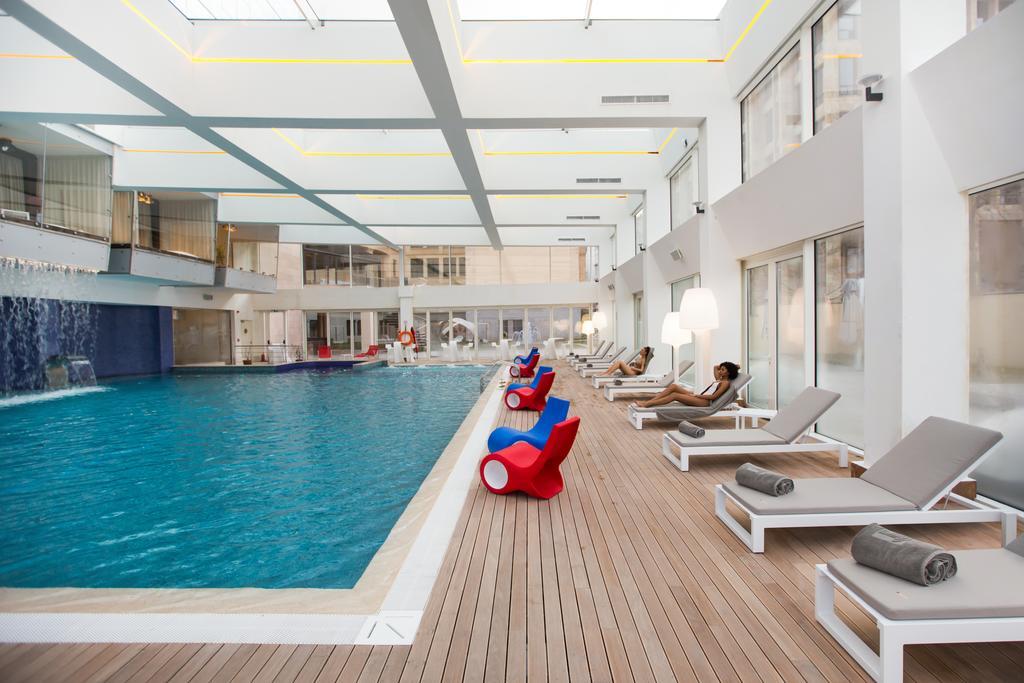 The Biltmore Tbilisi Hotel Екстериор снимка The pool at the hotel