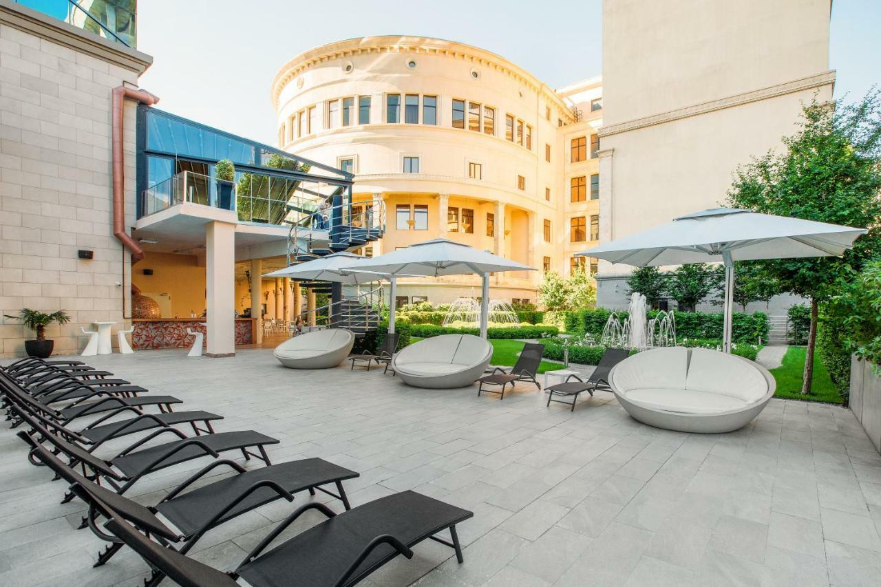 The Biltmore Tbilisi Hotel Екстериор снимка The hotel's pool